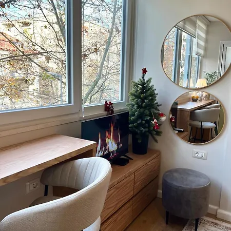 Cozy Near Center 아파트 티라나